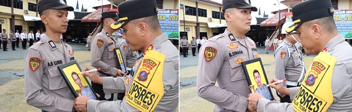 Kapolres AKBP Yogen Heroes Baruno memberikan tanda silang kepada foto dua personel Polres Pematangsiantar yang kena PDTH saat memimpin PDTH itu di lapangan apel Mapolres, Jl. Sudirman, Selasa (15/10).(Waspada-Ist).