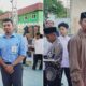 Ketua Nazir Yayasan Waqaf Haroen Aly (WHA), ustazd Irawan Abdullah SAg MM menyerahkan piala kepada pemenang usai menutup secara resmi Damasquss III Darul Quran Aceh di komplek Dayah setempat, Selasa (22/10/24).(Waspada/T.Mansursyah)