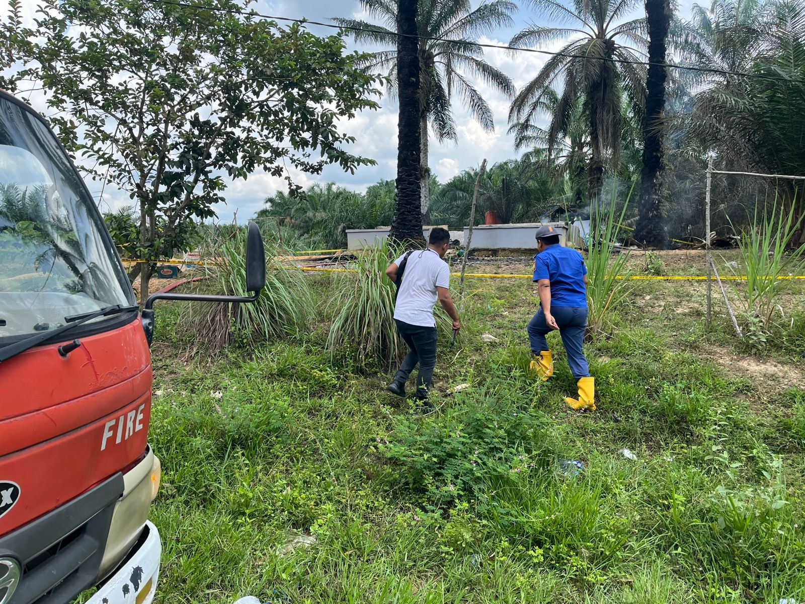 Warga Bentrok Dengan Sekelompok Pria Di Sabungan, 2 Rumah Dan 2 Mobil Dibakar Warga Bentrok Dengan Sekelompok Pria Di Sabungan, 2 Rumah Dan 2 Mobil Dibakar