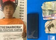 Tim Opsnal Sat Resnarkoba meringkus terduga pelaku seorang residivis, pria FS, 54, karena memiliki narkotika jenis sabu-sabu dan ganja di Jl. Enggang, Kel. Sipinggolpinggol, Kec. Sianțar Barat, Selasa (22/10) pukul 14:00 dan menyita barang bukti sabu dan ganja serta uang.(Waspada-Ist).