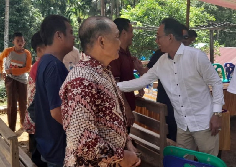 Lintasi Sungai Dan Jalan Hancur, Gus Irawan Layat Warga Tapsel Lintasi Sungai Dan Jalan Hancur, Gus Irawan Layat Warga Tapsel