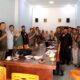 Kordiv HP2H Bawaslu Tapsel, Vernando Maruli Aruan, ST, C.Med, foto bersama dengan Panwascam usai rapat koordinasi dan sosialisasi aplikasi Siwaslih di Sekretariat Bawaslu Tapsel. Waspada/ist.
