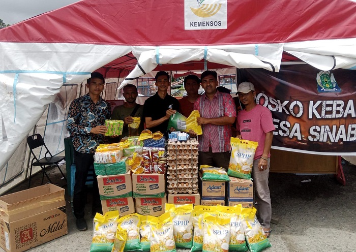 Ahmad Hidayat menyerahkan donasi dari Ippelmas dan HMI Aceh Barat, Kamis (10/10). Waspada/Ist