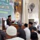 Tgk H Marzuki M Ali, menyampaikan tausiah dalam peringatan Maulid Nabi Muhammad SAW 1446 Hijriyah Tingkat Kabupaten Aceh Timur di Masjid Agung Darussalihin Idi, Kamis (10/10). Waspada/Muhammad Ishak