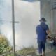 Pelaksanaan fogging untuk memberantas nyamuk penyebab DBD, di Gampong Seuriget Kecamatan Langsa Barat, Kamis (10/10). Waspada/munawar