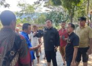 Salim Fakhry-dr Heri Al Hilal, pasangan No. 1, Cabup dan Cawabup Agara saat sedang mengunjungi lokasi banjir. Waspada/Seh Muhammad Amin
