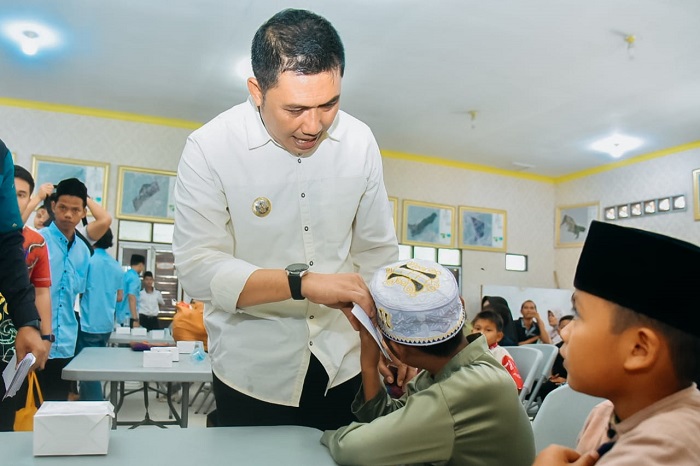 Pj Bupati Batubara Heri Wahyudi Marpaung pada pelantikan DPK BKPRMI Airputih. Waspada/Ist