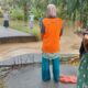 Jalan nasional yang terputus di Desa Gunong Cut Kecamatan Darul Makmur akibat banjir yang melanda Kabupaten Nagan Raya, Jumat (11/10). Waspada/Muji Burrahman