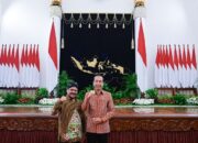 Muhamad Harapan Harahap saat berfoto bersama dengan Presiden Jokowi di Istana Negara. (Waspada/ist).
