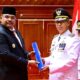 Pj Bupati Nagan Raya Iskandar AP saat dilantik oleh Pj Gubernur Aceh Safrizal di Anjong Mon Mata, Jumat (11/10). Waspada/Ist