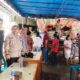 Pemkab Nias Selatan menggelar operasi pasar di Kecamatan Toma, Jumat (11/10). Waspada/Budi Gowasa.