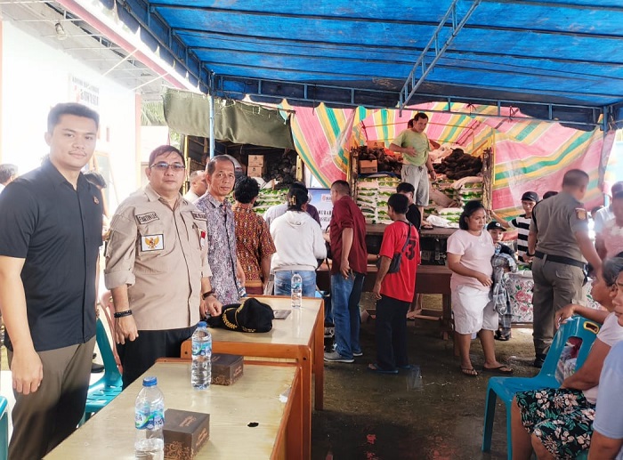 Pemkab Nias Selatan menggelar operasi pasar di Kecamatan Toma, Jumat (11/10). Waspada/Budi Gowasa.