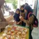 Sejumlah siswa-siswi SD Muhammadiyah 2 Langsa sedang mengambil makanan sehat secara gratis, Jumat (11/10). Waspada/Munawar