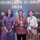 Wakil Presiden Direktur PT AR, Ruli Tanio (tengah), Direktur Hubungan Eksternal PTAR Sanny Tjan (kiri) dan Senior Manager Community PTAR Christine Pepah (kanan) berfoto usai menerima Penghargaan Subroto 2024 di Jakarta, Kamis (10/10). Waspada/ist.