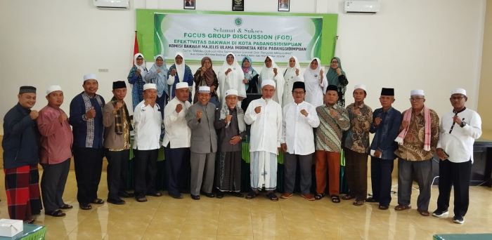 Ketua MUI Padangsidimpuan ustadz Drs.H. Zulfan Efendi Hasibuan MA foto bersama dengan pemateri dan peserta FGD Efektifitas Dakwah, di Aula Kantor MUI, Jl.HT Rizal Nurdin, Palampat, Padangsidimpuan, Sabtu (12/10/2024). Waspada/Mohot Lubis