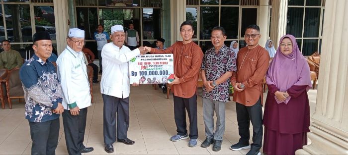 Wakil Pimpinan Perguruan Islam BM Muda Nurul 'Ilmi Padangsidimpuan Syahlan Ginting SE, MAIMM (4 kanan) didampingi Kepala Divisi Pendidikan YPI BM Muda Nurul Ilmi, Budi Suherman, SS, MPd, Kepala SMA Nurul ‘Ilmi Padangsidimpuan Elfira Rosa Nasution, S.Pd, dan Kepala SD IT Nurul ‘Ilmi, Parkumpulan Siregar MPd menyerahkan donasi untuk Palestina Rp100 juta kepada Ketua Baznas Padangsidimpuan Drs.H.Zainal Arifin Tampubolon, Sabtu (12/10). Waspada/Mohot Lubis.
