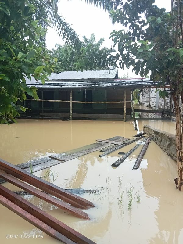 SUASANA banjir di pemukiman warga Kecamatan Rundeng. (Waspada/Ist)