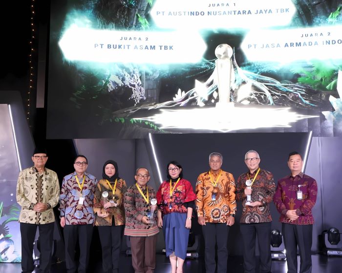 Ketua Umum KNKG Mardiasmo dan Ketua Pengarah ARA, Sigit Pramono, bersama Dirut ANJ Lucas Kurniawan dan perwakilan perusahaan peraih juara II dan III (Waspad/Ist)