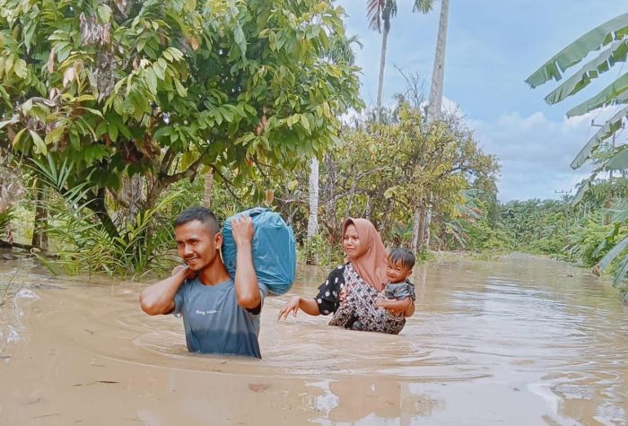 Satu kepala kekuarga (KK) mengungsi setelah ketinggian air meningkat di Blang Seunong, Pante Bidari, Aceh Timur, Minggu (13/10). Waspada/Ist.