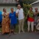 Cabup Tapsel No.1 Gus Irawan Pasaribu bersama ibu-ibu di Damparan, Kecamatan Saipar Dolok Hole. (Waspada/Ist)