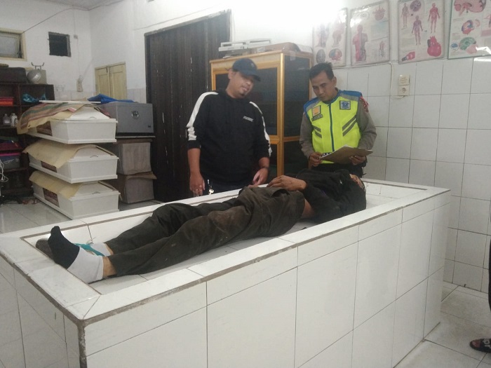 Personel Sat Lantas Polres Simalungun saat mencek korban di rumah sakit.(Waspada/ist).