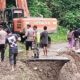 Tim tanggap darurat saat melakukan penanggulangan bencana longsor dengan menggunakan alat berat pada ruas jalan yang terdampak longsor di Gayo Lues, Minggu (13/10). (Waspada/Ist)
