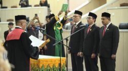 Ketua PN Banda Aceh Dr. Teuku Syarafi melantik pimpinan DPRK Banda Aceh dalam sidang paripurna di gedung utama DPRK Banda Aceh, Senin (14/10/24).(Waspada/T.Mansursyah)