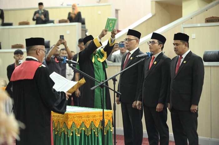 Ketua PN Banda Aceh Dr. Teuku Syarafi melantik pimpinan DPRK Banda Aceh dalam sidang paripurna di gedung utama DPRK Banda Aceh, Senin (14/10/24).(Waspada/T.Mansursyah)