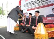 Ketua MPU Kota Banda Aceh Tgk Syibral Malasyi melakukan peusijuek (tepung tawar) kepada pimpinan DPRK Banda Aceh usai pelantikan digedung dewan setempat, Senin (14/10/24).(Waspada/T.Mansursyah)