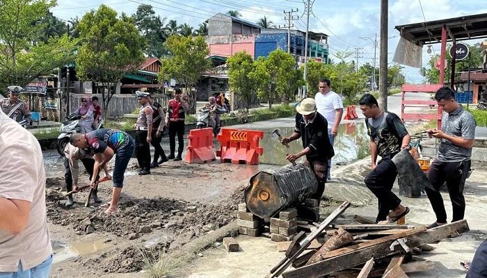 Sering Akibatkan Korban, Polres Aceh Singkil Tambal Jalan Berlubang