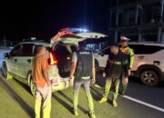 Polres Nagan Raya melakukan patroli menjelang Pilkada, salah satu kendaraan diperiksa personel Polisi di jalan nasional lintas provinsi, Senin (14/10).(Waspada/Muji Burrahman)