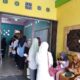 Puluhan pelamar PTPS mengantri melakukan registrasi untuk mengikuti tes wawancara di Panwaslih Kecamatan Binjai Timur. (Waspada/Ria Hamdani)