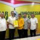 Ketua DPD Golkar Sumut Musa Rajekshah menyerahkan surat keputusan DPP Golkar terkait penetapan Ketua DPRD Labura periode 2024-2029 kepada Rimba Bertuah Sitorus di Kantor Golkar Sumut, Senin (14/10). Waspada/Ist