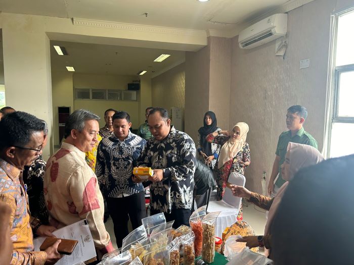 Penjabat Bupati Simeulue Teuku Reza Fahlevi memegang salah satu produk UMKM di Simeulue yang dibawa oleh salah seorang pengusaha yang hadir dalam Sosialisasi TranDig, akhir bulan lalu di Sekretariat Setdakab Simeulue. Foto diperoleh Waspada, Senin (14/10). Waspada Ist