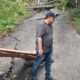 Ampon Reza di lokasi jalan yang longsor di Titi Olor, Kecamatan Teluk Dalam, Simeulue. Senin (14/10). Waspada/Ist