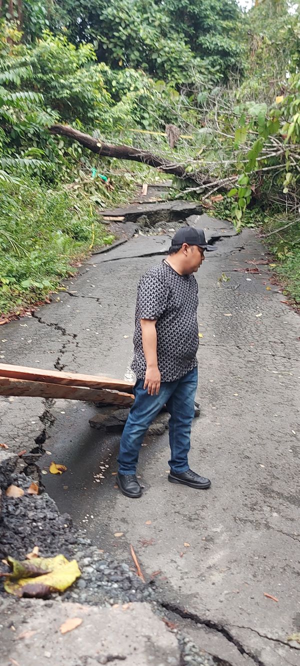 Ampon Reza di lokasi jalan yang longsor di Titi Olor, Kecamatan Teluk Dalam, Simeulue. Senin (14/10). Waspada/Ist