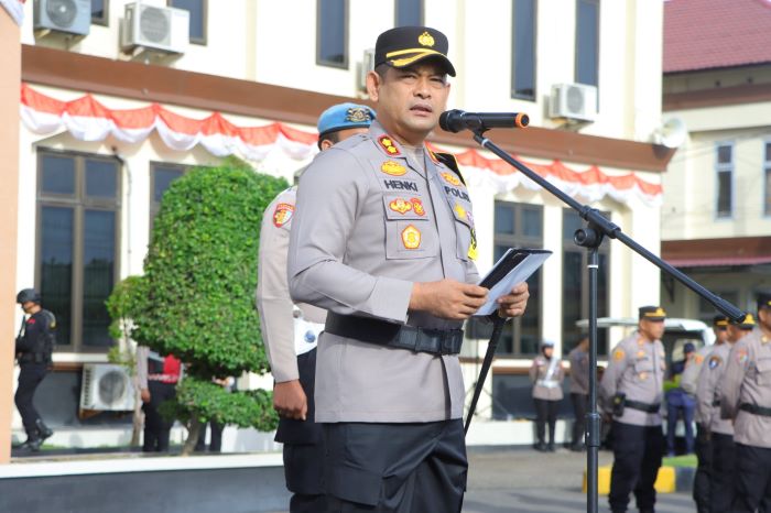Kapolres Lhokseumawe AKBP Henki Ismanto setiap apel pagi selalu mengingatkan personel kepolisian di jajarannya untuk tetap netral dalam pelaksanaan Pemilu mendatang, Senin (14/10). Waspada/Zainuddin Abdullah