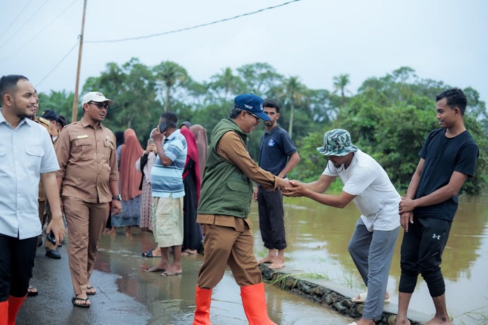 Pj Bupati Nagan Raya Iskandar saat meninjau lokasi banjir, Selasa (15/10).(Waspada/Muji Burrahman)