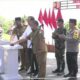 Presiden Jokowi didampingi Pj Gubernur Aceh dan Pj Bupati Aceh Besar, menekan tombol sirine menandai peresmian Jalan Inpres Daerah yang dipusatkan di Kabupaten Aceh Besar, Selasa, 15 Oktober 2024. (Waspada/Ist)