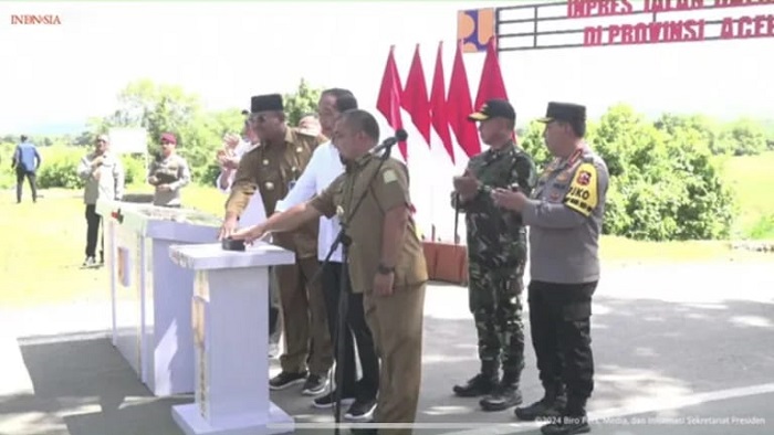 Presiden Jokowi didampingi Pj Gubernur Aceh dan Pj Bupati Aceh Besar, menekan tombol sirine menandai peresmian Jalan Inpres Daerah yang dipusatkan di Kabupaten Aceh Besar, Selasa, 15 Oktober 2024. (Waspada/Ist)