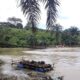 Titi gantung Desa Aek Lancat putus diterjang arus sungai akibatnya petani mengeluh karena hasil kebun sawit tidak bisa diangkut keluar.(Waspada/Ist)