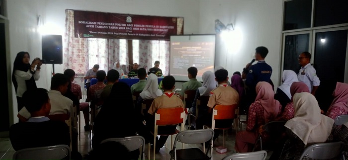 Para pelajar tingkat SMA dan sederajat terlihat antusias mengikuti pelatihan sosialisasi bagi pemilih pemula yang digelar Kesbangpol Aceh Tamiang. (Waspada/Yusri).