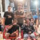 Manajemen Garagi Cafe foto bersama Calon Bupati Sergai Darma Wijaya didampingi Ketua KONI Sergai Usman Effendi Sitorus usai nobar Timnas Indonesia lawan China, Rabu (15/10) di Garagi Cafe di Desa Firdaus Kec Seirampah. (Waspada/Edi Saputra)