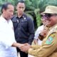 Usai mengikuti peresmian jalan tol ruas Indrapura-Kisaran, Plt Bupati Simalungun Zonny Waldi menyalami Pesiden RI Joko Widodo, Rabu (16/10).(Waspada/ist).