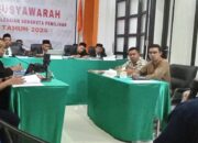 Dr Amrijal J Prang, SH, LLM ketika memberikan keterangan sebagai saksi ahli pada sidang musyawarah penyelesaian sengketa Pilkada Bupati-Wakil Bupati Aceh Tamiang 2024, Selasa (1/10) malam. Waspada/Muhammad Hanafiah