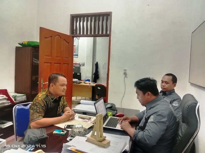 Ketua KPU Kabupaten Batubara Erwin saat menghadiri undangan klarifikasi penelusuran informasi awal dugaan pelanggaran terkait Surat Keputusan KPU Nomor 902 tahun 2024 dengan maraknya APK.Waspada/Ist