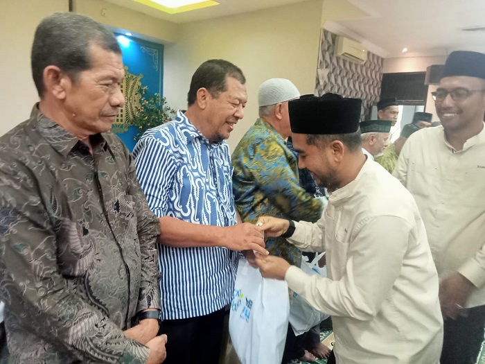 Menjelang Hari Listrik Nasional ke-79, PT PLN (Persero) UP3 Lhokseumawe memperingati Maulid Nabi Muhammad SAW 1446 H, dengan membagikan bantuan Sembako kepada para pensiunan dan anak yatim, Rabu (16/10). WASPADA/ Zainuddinn. Abbdullah