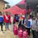Pertamina EP Rantau saat menyalurkan bantuan masa tanggap darurat di salah satu Posko bencana banjir yang terjadi di Kecamatan Seruway, Aceh Tamiang. (Waspada/Yusri).
