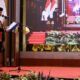 Pj. Gubernur Aceh, Safrizal ZA, saat mengukuhkan Safriati Safrizal sebagai Pj. Ketua Dekranasda Aceh, Bunda PAUD Aceh, Ketua Umum Forikan Aceh, beserta pengurus, di Anjong Mon Mata, Banda Aceh, Rabu (16/10). (Waspada/Zafrullah)