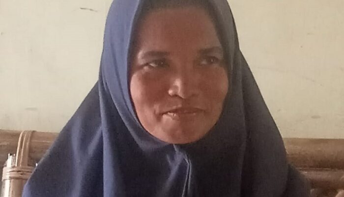 Safinah, Cleaning Service Polsek Pangkalansusu Antar Dua Anak Jadi Sarjana